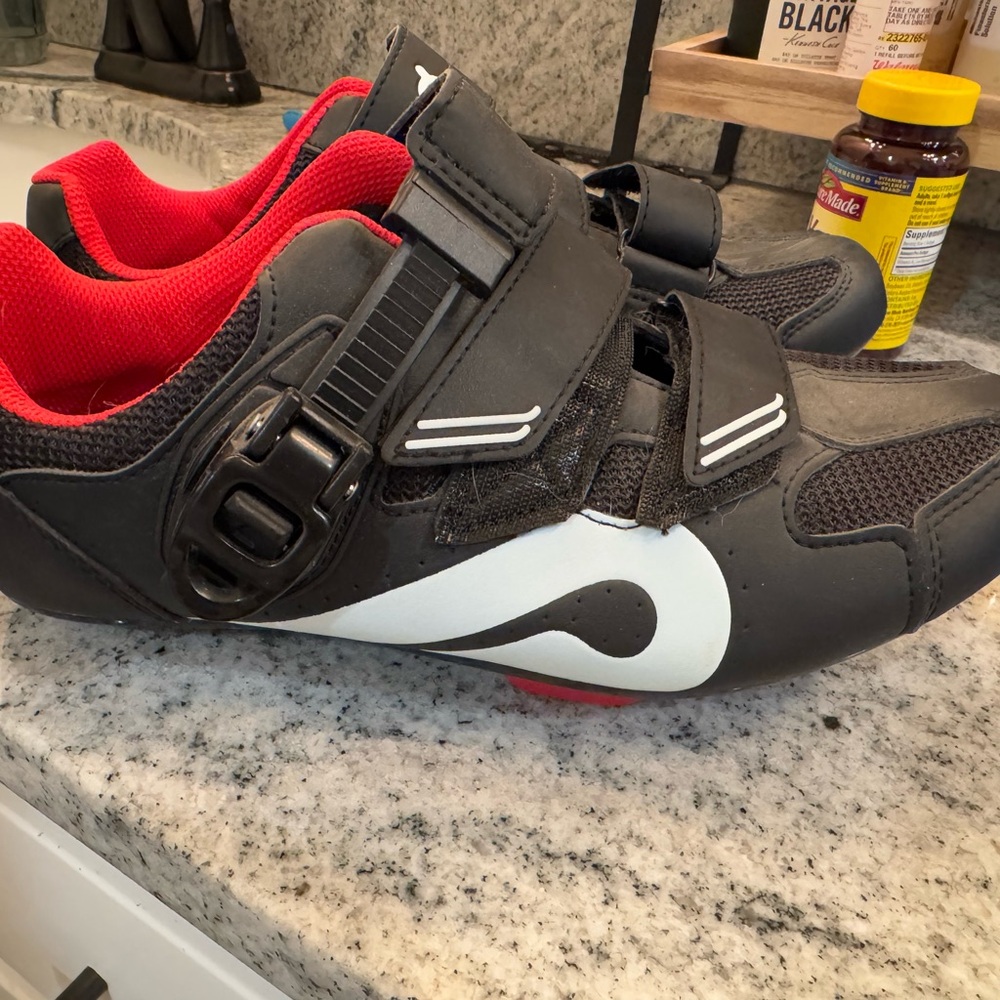 Women’s size 8, peloton bike shoes. Basically brand new.